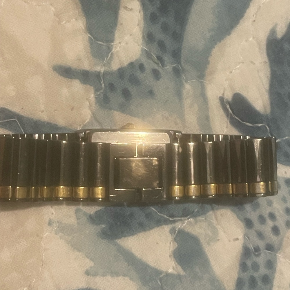 Seiko Gold and Silver Watch. Needs battery. Damaged and wear. - Picture 10 of 12